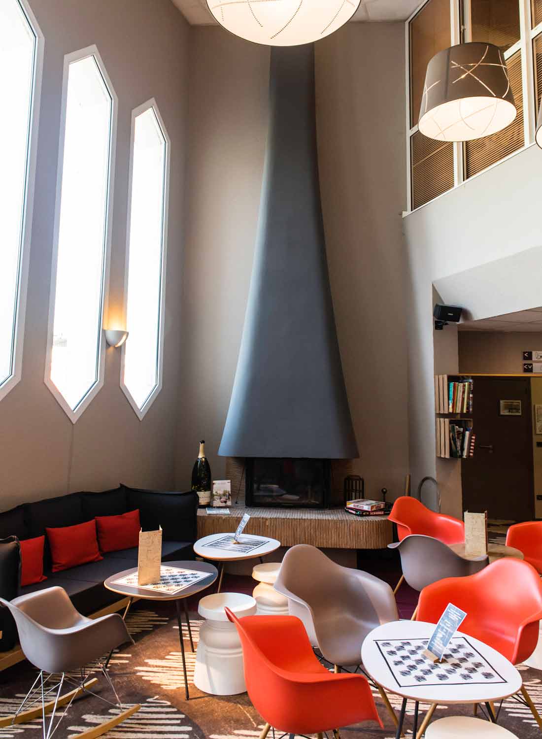Groupe MyHotels – Ibis Château Thierry – Lobby cheminée