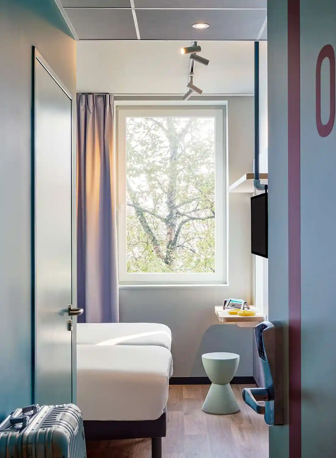 260928-myhotels-ib-tours-sud-entree Groupe MyHotels – Ibis Budget Tours Sud – Chambre entrée